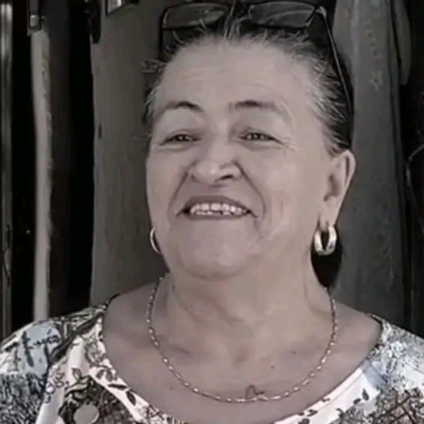 Mujer se hace viral: Triunfa con los chusmerios y es millonaria