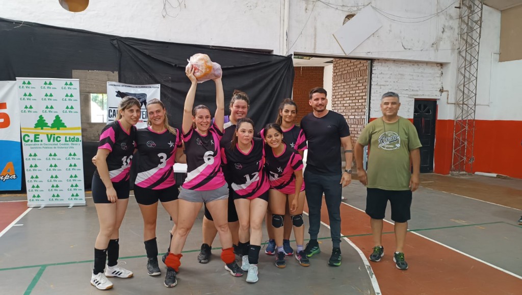 La Pampa: Con gran participación se realizó torneo de Maxi voley en Club Cochico de Victorica. 